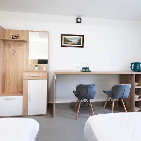 Studio Apartment Cudo Nevidjeno Karuc Luaran gambar