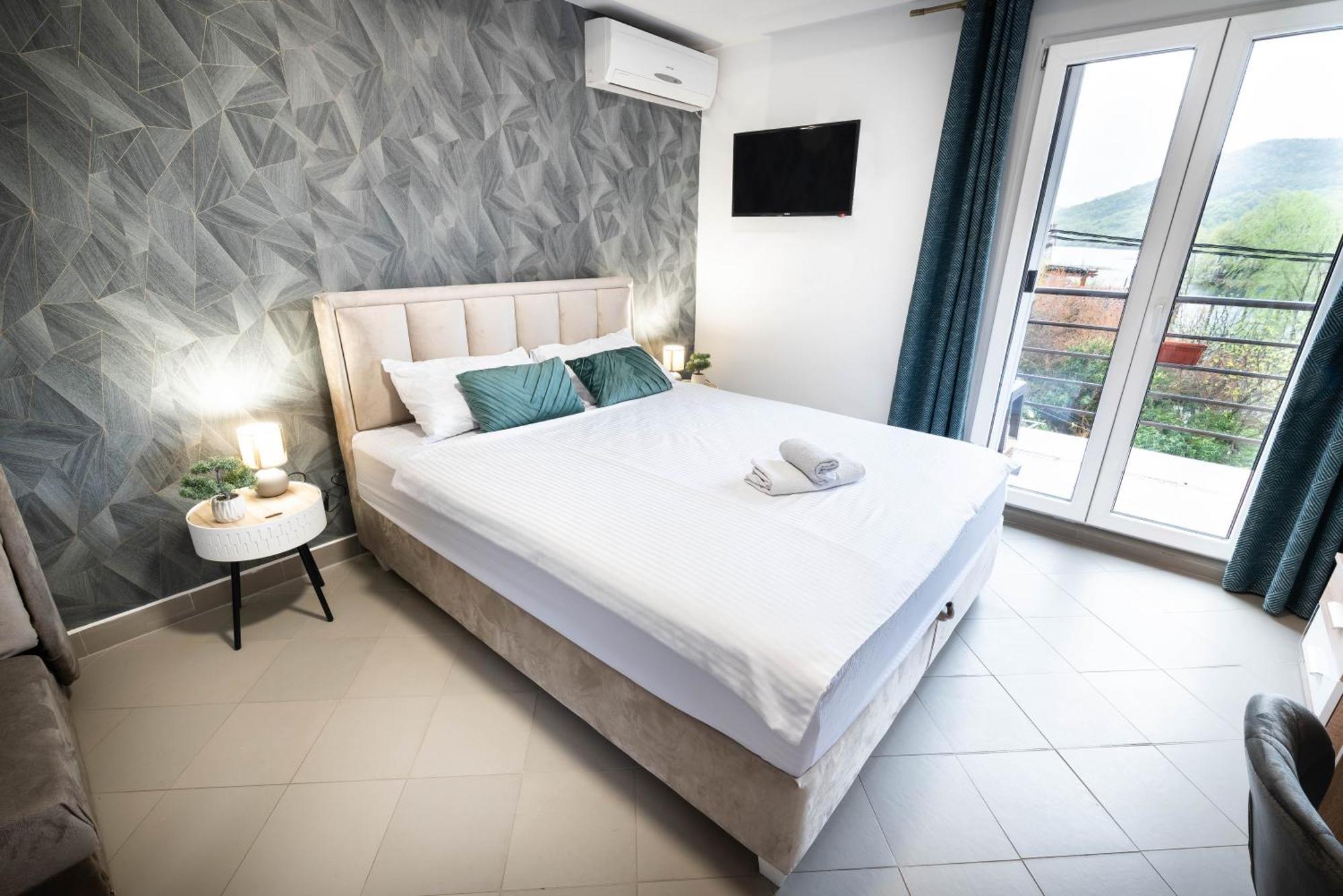 Studio Apartment Cudo Nevidjeno Karuc Luaran gambar