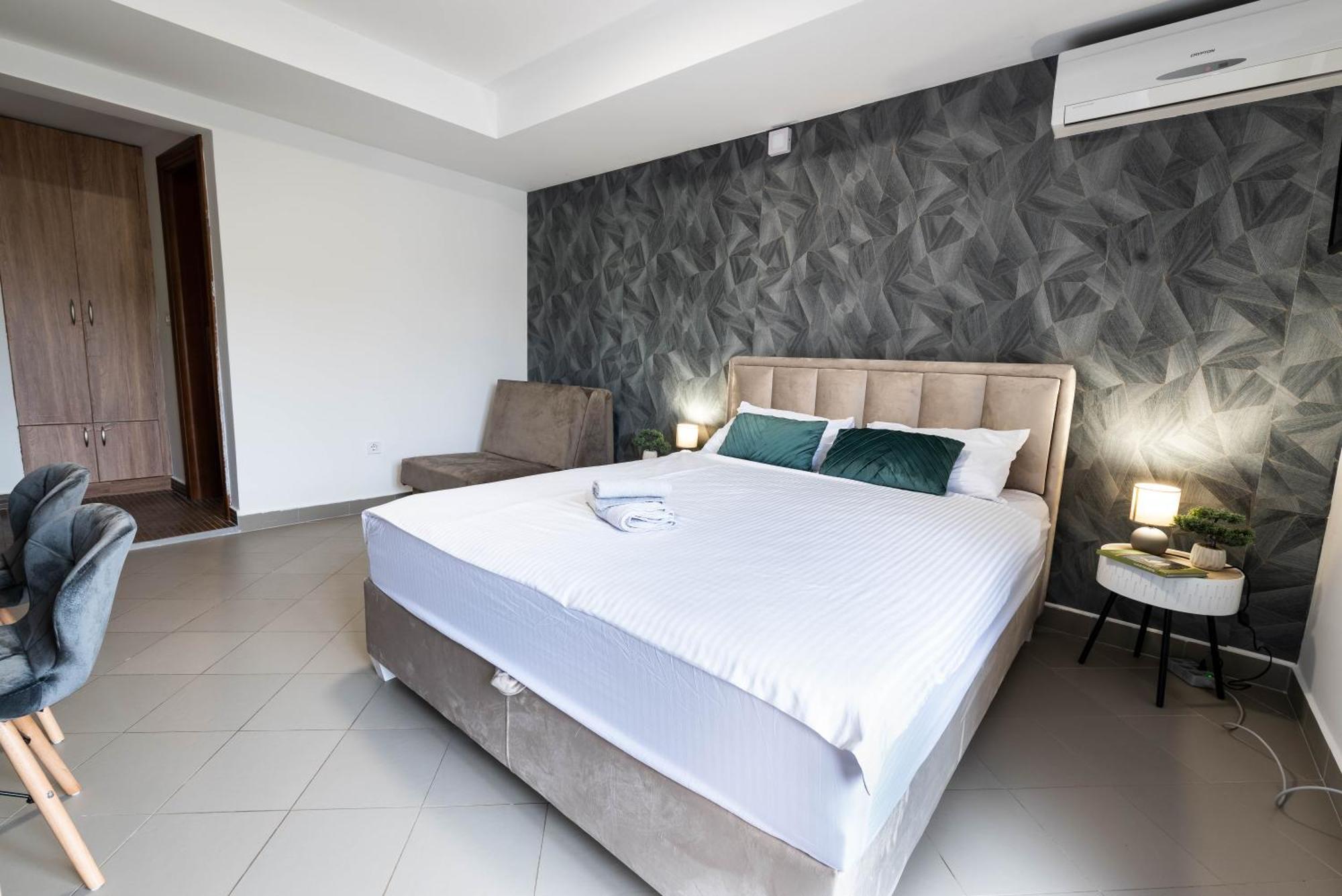 Studio Apartment Cudo Nevidjeno Karuc Luaran gambar